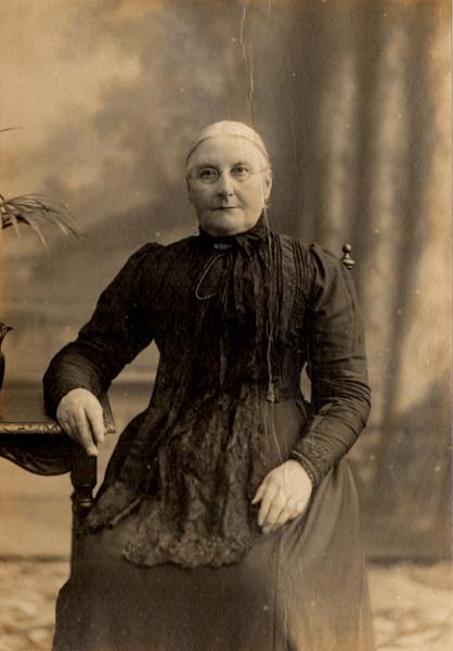 MLV02 - Elizabeth Jackman ( nee Scott).jpg - Elizabeth Jackman ( nee Scott )  married 26/08/1857 in Lancaster to William Jackman -  11 children,  two died of pneumonia, aged 18 & 20. Lived at Greenbank House.